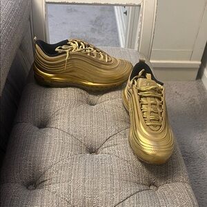 Nike Men's Gold Sneakers